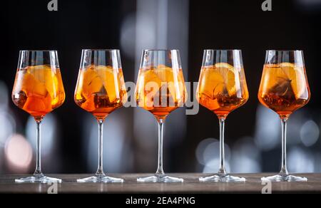 Bevanda estiva aperol Spritz servita in bicchieri da vino con aperol, prosecco, soda e una fetta di arancia. Foto Stock