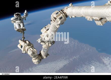 L'astronauta Stephen K. Robinson, specialista della missione STS-114, ancorato ad un sistema di ritenuta dei piedi sulla Stazione spaziale Internazionale Canadarm2, partecipa alla terza sessione di missioni di attività extraveicolare (EVA) il 3 agosto 2005. La nerezza dello spazio e l'orizzonte delle Terre formano lo sfondo dell'immagine. Foto di NASA/ABACAPRESS.COM Foto Stock