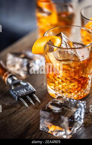 Classico cocktail al rum vecchio stile su ghiaccio con guarnitura a scorza d'arancia. Foto Stock