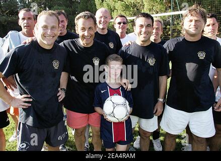 Il ministro francese degli interni Nicolas Sarkozy pone con suo figlio Louis e celebrità come il cantante Pascal Obispo, ex calciatore Jean-Pierre Papin, il coach francese di rugby Bernard Laporte, l'ex rugby Denis Charvet, il sindaco di Arcachon Yves Foulon e l'ex ministro Patrick Devedjian in qualità di arbitro, Dopo una partita di calcio amichevole durante la sua vacanza ad Arcachon, nella Francia sud-occidentale, il 11 agosto 2005. La squadra di Sarkozy ha vinto la partita 2-0 grazie al figlio Louis e Jean-Pierre Papin. Foto di Patrick Bernard/ABACAPRESS.COM. Foto Stock