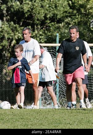 Il ministro francese degli interni Nicolas Sarkozy con suo figlio Louis e celebrità come il cantante Pascal Obispo, ex calciatore Jean-Pierre Papin, il coach francese di rugby Bernard Laporte, l'ex rugby Denis Charvet, il sindaco di Arcachon Yves Foulon e l'ex ministro Patrick Devedjian in qualità di arbitro, Partecipa a una partita di calcio amichevole durante la sua vacanza ad Arcachon, nella Francia sud-occidentale, il 11 agosto 2005. La squadra di Sarkozy ha vinto la partita 2-0 grazie al figlio Louis e Jean-Pierre Papin. Foto di Patrick Bernard/ABACAPRESS.COM. Foto Stock