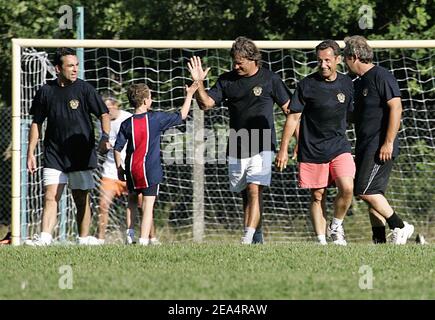 Il ministro francese degli interni Nicolas Sarkozy con suo figlio Louis e celebrità come il cantante Pascal Obispo, ex calciatore Jean-Pierre Papin, il coach francese di rugby Bernard Laporte, l'ex rugby Denis Charvet, il sindaco di Arcachon Yves Foulon e l'ex ministro Patrick Devedjian in qualità di arbitro, Partecipa a una partita di calcio amichevole durante la sua vacanza ad Arcachon, nella Francia sud-occidentale, il 11 agosto 2005. La squadra di Sarkozy ha vinto la partita 2-0 grazie al figlio Louis e Jean-Pierre Papin. Foto di Patrick Bernard/ABACAPRESS.COM. Foto Stock