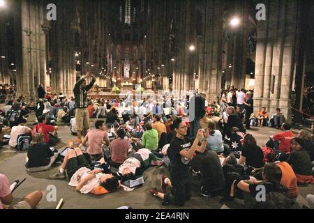 Migliaia di pellegrini si sono trasferiti nella città della Germania occidentale di Colonia mercoledì 17 agosto 2005, per la XX Giornata Mondiale della Gioventù della Chiesa Cattolica Romana, visitando la storica cattedrale della città e in attesa di una visita di quattro giorni da parte di Papa Benedetto XVI prevista per l'arrivo il 18 agosto. Foto di Douliery-Zabulon/ABACAPRESS.COM. Foto Stock