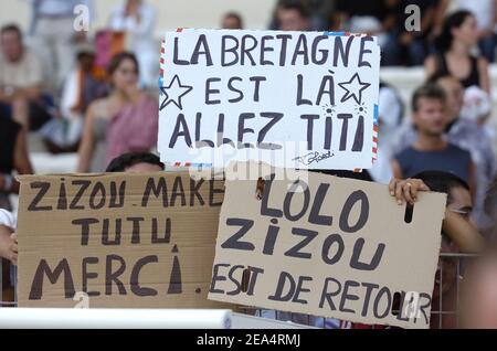 Tifosi di calcio fotografati durante la partita amichevole Francia-Costa d'Avorio a Montpellier, Francia, 17 agosto 2005. La Francia ha vinto 3-0. Foto di Nicolas Gouhier/CAMELEON/ABACAPRESS.COM Foto Stock