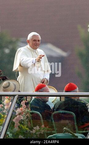 Migliaia di pellegrini attendono l'arrivo di Papa Benedetto XVI sulle rive del Reno il 18 agosto 2005 a Colonia, in Germania. Il Papa è arrivato per quattro giorni in Germania per partecipare alla Giornata Mondiale della Gioventù, che ha attirato centinaia di migliaia di pellegrini cattolici da tutto il mondo. Foto di Douliery-Zabulon/ABACAPRESS.COM Foto Stock