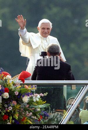 Migliaia di pellegrini attendono l'arrivo di Papa Benedetto XVI sulle rive del Reno il 18 agosto 2005 a Colonia, in Germania. Il Papa è arrivato per quattro giorni in Germania per partecipare alla Giornata Mondiale della Gioventù, che ha attirato centinaia di migliaia di pellegrini cattolici da tutto il mondo. Foto di Douliery-Zabulon/ABACAPRESS.COM Foto Stock