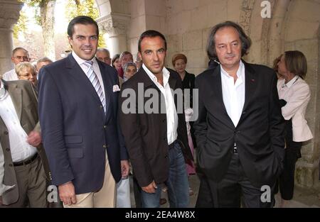 Il principe Charles Philippe di Orleans, il presentatore televisivo Nikos Aliagas e lo scrittore Gonzague Saint-Bris partecipano all'inaugurazione di un piccolo ponte che prende il nome dalla principessa durante il festival "Libro della foresta" a Chanceaux-PRS Loches, centro della Francia, Un incontro molto famoso tra scrittori organizzato dal romantico Gonzague St Bris il 27 agosto 2005. Foto di Bruno Klein/ABACAPRESS.COM Foto Stock