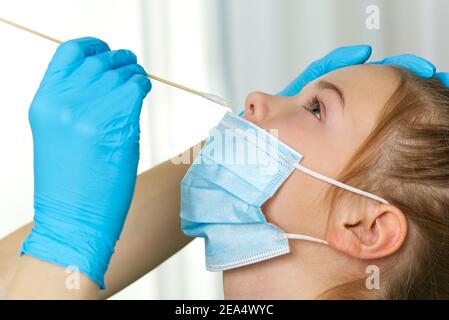Pediatra o medico che prende il test del muco nasale, covid - 19 test Foto Stock