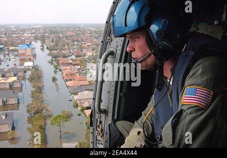 Guardia costiera Petty ufficiale 2a classe Shawn Beaty, 29, di Long Island, N.Y., cerca i sopravvissuti in seguito all'uragano Katrina, a New Orleans, LA, il 31 agosto 2005. Foto di NyxoLyno Cangemi/USN via ABACAPRESS.COM Foto Stock