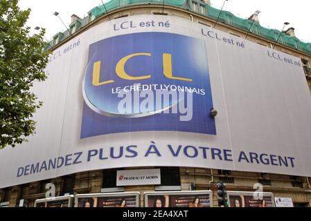 Il nuovo logo LCL raffigurato sugli Champs-Elysees, Parigi, Francia, il 1 settembre 2005. Il 'Credit Lyonnais' cambia il suo nome e diventa il 'LCL'. Foto di Mehdi Taamallah/ABACAPRESS.COM Foto Stock