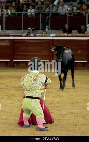 I nani da caccia di tori della compagnia spagnola Corrida Dwarfs stanno combattendo tori nell'arena di Mont-de-Marsan, nella Francia sud-occidentale, il 3 settembre 2005, come parte del loro tour mondiale. Le nane sono alte da 1.02 a 1,32 m e i tori pesano circa 200 kg. Foto di Patrick Bernard/ABCAPRESS.COM. Foto Stock