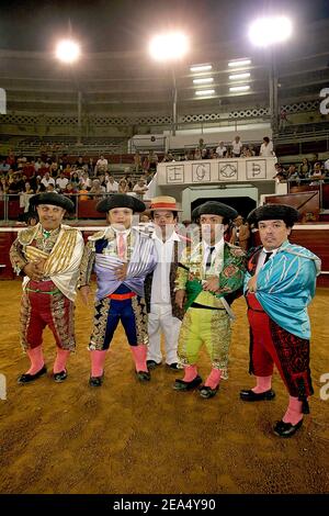 I nani da caccia di tori della compagnia spagnola Corrida Dwarfs stanno combattendo tori nell'arena di Mont-de-Marsan, nella Francia sud-occidentale, il 3 settembre 2005, come parte del loro tour mondiale. Le nane sono alte da 1.02 a 1,32 m e i tori pesano circa 200 kg. Foto di Patrick Bernard/ABCAPRESS.COM. Foto Stock