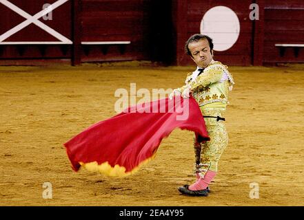 I nani da caccia di tori della compagnia spagnola Corrida Dwarfs stanno combattendo tori nell'arena di Mont-de-Marsan, nella Francia sud-occidentale, il 3 settembre 2005, come parte del loro tour mondiale. Le nane sono alte da 1.02 a 1,32 m e i tori pesano circa 200 kg. Foto di Patrick Bernard/ABCAPRESS.COM. Foto Stock