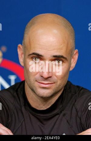 Andre Agassi degli Stati Uniti reagisce durante la sua conferenza stampa dopo aver fatto progressi nei quarti di finale del 2005 US Open sconfiggendo il belga Xavier Malisse a Flushing Meadows, New York, lunedì 5 settembre 2005. Foto di Nicolas Khayat/ABACAPRESS.COM Foto Stock