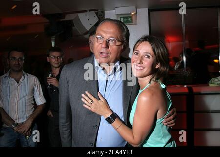 Il produttore francese Gerard Louvin (L) si pone con il produttore televisivo francese Alexia Laroche-Joubert durante la sua festa di compleanno tenutasi presso il club 'l'Etoile' di Parigi, in Francia, il 5 settembre 2005. Foto di Benoit Pinguet/ABACAPRESS.COM Foto Stock