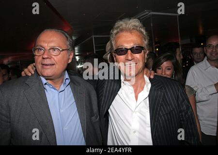 Il produttore televisivo francese Gerard Louvin (L) si pone con il compositore francese canadese Luc Plamondon durante la sua festa di compleanno tenutasi presso il club 'l'Etoile' di Parigi, in Francia, il 5 settembre 2005. Foto di Benoit Pinguet/ABACAPRESS.COM Foto Stock