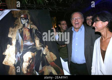 Il produttore televisivo francese Gerard Louvin ha presentato un dipinto del pittore francese Christine Gurtner durante la sua festa di compleanno che si è tenuta il 5 settembre 2005 presso il club 'l'Etoile' di Parigi, in Francia. Foto di Benoit Pinguet/ABACAPRESS.COM Foto Stock