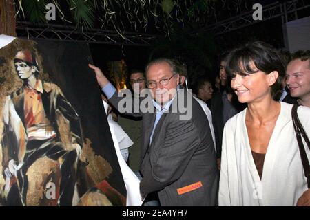 Il produttore televisivo francese Gerard Louvin ha presentato un dipinto del pittore francese Christine Gurtner durante la sua festa di compleanno che si è tenuta il 5 settembre 2005 presso il club 'l'Etoile' di Parigi, in Francia. Foto di Benoit Pinguet/ABACAPRESS.COM Foto Stock