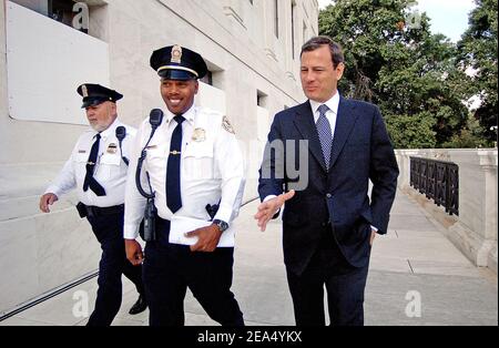 John Roberts, l'uomo nominato per succedere William Rehnquist arriva alla Corte Suprema di Washington il 6 settembre 2005 per pagare il suo ultimo rispetto alla corte alla sedicesima giustizia capo della nazione. Foto di Olivier Douliery/ABACAPRESS.COM Foto Stock