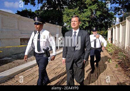 John Roberts, l'uomo nominato per succedere William Rehnquist arriva alla Corte Suprema di Washington il 6 settembre 2005 per pagare il suo ultimo rispetto alla corte alla sedicesima giustizia capo della nazione. Foto di Olivier Douliery/ABACAPRESS.COM Foto Stock