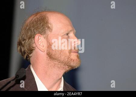 Il regista STATUNITENSE Ron Howard riceve un tributo da Irwin Winkler durante il Deauville American Film Festival a Deauville, Francia, il 6 settembre 2005. Foto di Denis Guignebourg/ABACAPRESS.COM Foto Stock