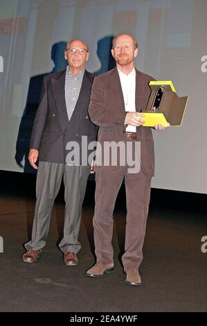 Il regista STATUNITENSE Ron Howard riceve un tributo da Irwin Winkler durante il Deauville American Film Festival a Deauville, Francia, il 6 settembre 2005. Foto di Denis Guignebourg/ABACAPRESS.COM Foto Stock