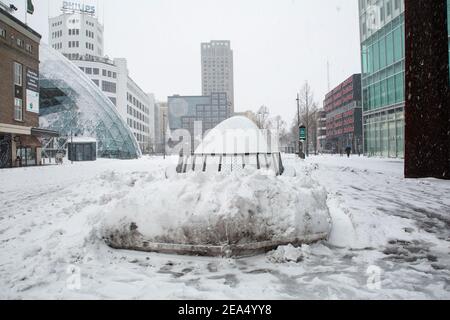 Vista generale della neve coperta 18 Septemblein piazza a Eindhoven. Blizzard dalla tempesta di neve Darcy colpisce i Paesi Bassi, la prima nevicata pesante con forti venti intensi dopo il 2010. Il paese si svegliò domenica con uno strato di neve che copriva tutto. Molti incidenti si sono verificati sulle strade olandesi a causa della tempesta e delle condizioni di ghiaccio, mentre c'era un problema anche con i treni. Nella città di Eindhoven, nel nord del Brabant, i servizi ferroviari e di autobus hanno smesso di funzionare, l'aeroporto ha seguito e il traffico aereo è stato deviato. La gente è andata fuori nel centro della città di Eindhoven per godersi la sabbia bianca Foto Stock