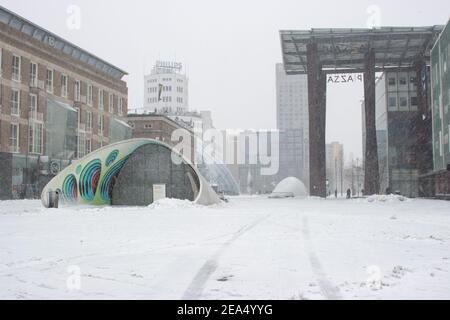 Vista generale della neve coperta 18 Septemblein piazza a Eindhoven. Blizzard dalla tempesta di neve Darcy colpisce i Paesi Bassi, la prima nevicata pesante con forti venti intensi dopo il 2010. Il paese si svegliò domenica con uno strato di neve che copriva tutto. Molti incidenti si sono verificati sulle strade olandesi a causa della tempesta e delle condizioni di ghiaccio, mentre c'era un problema anche con i treni. Nella città di Eindhoven, nel nord del Brabant, i servizi ferroviari e di autobus hanno smesso di funzionare, l'aeroporto ha seguito e il traffico aereo è stato deviato. La gente è andata fuori nel centro della città di Eindhoven per godersi la sabbia bianca Foto Stock