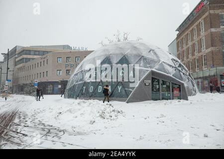 Vista generale della neve coperta 18 Septemblein piazza a Eindhoven. Blizzard dalla tempesta di neve Darcy colpisce i Paesi Bassi, la prima nevicata pesante con forti venti intensi dopo il 2010. Il paese si svegliò domenica con uno strato di neve che copriva tutto. Molti incidenti si sono verificati sulle strade olandesi a causa della tempesta e delle condizioni di ghiaccio, mentre c'era un problema anche con i treni. Nella città di Eindhoven, nel nord del Brabant, i servizi ferroviari e di autobus hanno smesso di funzionare, l'aeroporto ha seguito e il traffico aereo è stato deviato. La gente è andata fuori nel centro della città di Eindhoven per godersi la sabbia bianca Foto Stock