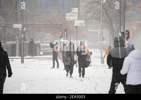 Persone che si divertono e camminano attraverso la neve in piazza 18 Septembreplein. Blizzard dalla tempesta di neve Darcy colpisce i Paesi Bassi, la prima nevicata pesante con forti venti intensi dopo il 2010. Il paese si svegliò domenica con uno strato di neve che copriva tutto. Molti incidenti si sono verificati sulle strade olandesi a causa della tempesta e delle condizioni di ghiaccio, mentre c'era un problema anche con i treni. Nella città di Eindhoven, nel nord del Brabant, i servizi ferroviari e di autobus hanno smesso di funzionare, l'aeroporto ha seguito e il traffico aereo è stato deviato. La gente è andata fuori nel centro della città di Eindhoven per godersi il bianco Foto Stock