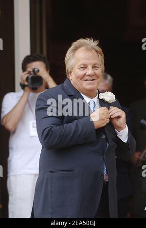 Massimo Gargia partecipa al matrimonio civile dell'ex tennista francese Henri Leconte con il fiorentino Delchambre, presso il municipio di Levallois, vicino a Parigi, Francia, il 9 settembre 2005. Foto di Mousse-Gorassini/ABACAPRESS.COM. Foto Stock