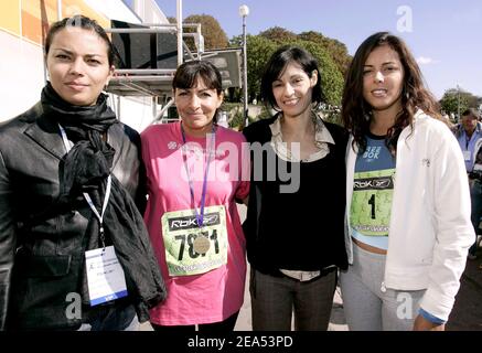 Sandrine Besson (figlia di Colette Besson), Anne Hidalgo (sindaco di Parigi primo assistente), la ballerina Marie-Claude Pietragalla (madrina della corsa) e Stephanie Besson (figlia di Colette Besson) posano dopo la gara femminile di 6 km 'la Parisienne' a Parigi, in Francia, il 18 settembre 2005. Foto di Laurent Zabulon/ABACAPRESS.COM. Foto Stock