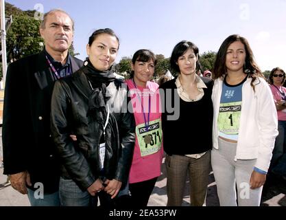 Jean-Paul Besson (marito di Colette Besson)), Sandrine Besson (figlia di Colette Besson), Anne Hidalgo (sindaco di Parigi primo assistente ), la ballerina Marie-Claude Pietragalla (madrina della corsa) e Stephanie Besson (figlia di Colette Besson) pongono dopo la gara femminile di 6 km 'la Parisienne' a Parigi, il 18 settembre 2005. Foto di Laurent Zabulon/ABACAPRESS.COM. Foto Stock