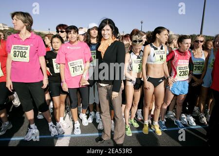 Anne Hidalgo (primo assistente sindaco di Parigi) e la ballerina Marie-Claude Pietragalla (madrina della gara) pongono prima della gara femminile di 6 km 'la Parisienne' a Parigi, in Francia, il 18 settembre 2005. Foto di Laurent Zabulon/ABACAPRESS.COM. Foto Stock