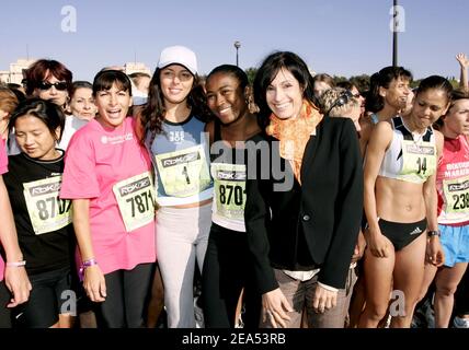 Anne Hidalgo (primo assistente sindaco di Parigi ), Sandrine Besson (figlia di Colette Besson), e la ballerina Marie-Claude Pietragalla (madrina della corsa) pongono prima della gara femminile di 6 km 'la Parisienne' a Parigi, Francia, il 18 settembre 2005. Foto di Laurent Zabulon/ABACAPRESS.COM. Foto Stock