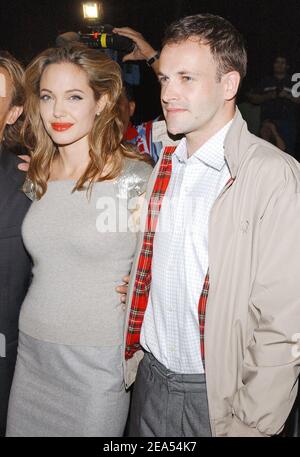 L'attrice STATUNITENSE Angelina Jolie e il suo ex marito Johnny Lee Miller si pongono insieme quando arrivano alla proiezione della prima "Peace One Day" tenutasi al teatro Ziegfeld di New York, NY, USA, martedì 20 settembre 2005. Foto di Nicolas Khayat/ABACAPRESS.COM Foto Stock