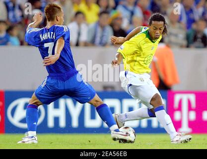 Giappone Hidetoshi Nakata e Brasile Ronaldino durante la prima prova della Coppa delle Confederazioni FIFA, Giappone contro Brasile, a Colonia, Germania, il 22 giugno 2005. Foto di Christian Liegi/ABACAPRESS.COM Foto Stock