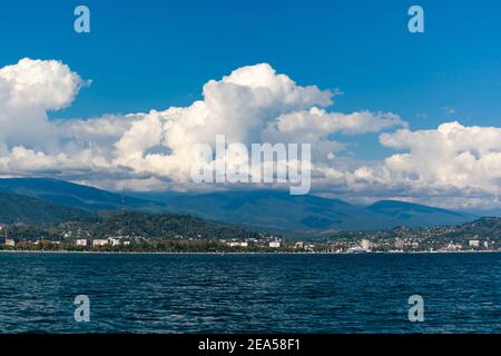 Mare e montagne contro il cielo blu Foto Stock