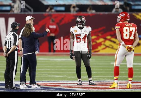 Tampa, Stati Uniti. 07 febbraio 2021. Tampa Bay Buccaneers Lavonte David (54) e Kansas City Chiefs Travis Kelce (87) guardano il lancio della moneta prima dell'inizio del Super Bowl LV al Raymond James Stadium di Tampa, Florida, domenica 7 febbraio 2021. Foto di John Angelillo/UPI Credit: UPI/Alamy Live News Foto Stock