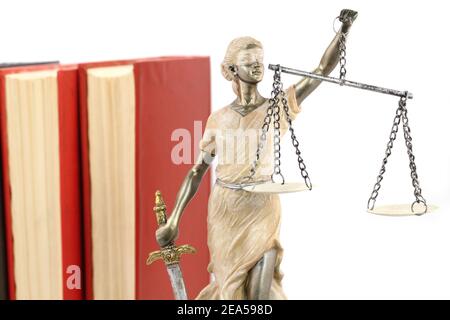 Giustizia (greco: themis, latino: justitia) bendata con scale, spada e denaro su una scala. Foto Stock