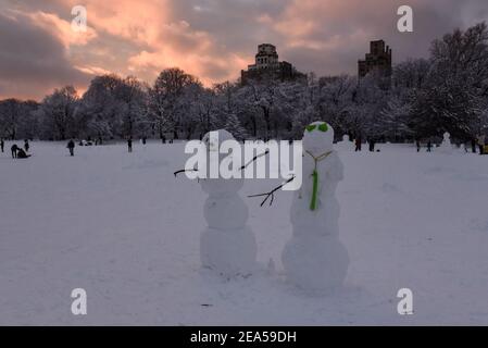 BROOKLYN, NEW YORK, STATI UNITI. 7 Feb 2021. La gente gode di una giornata innevata facendo sculture di neve e andando in slitta a Prospect Park a Brooklyn, N.Y., Stati Uniti 7 febbraio 2021. Credit: Stephanie Keith/ZUMA Wire/Alamy Live News Foto Stock