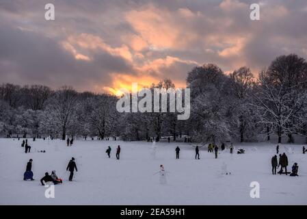 BROOKLYN, NEW YORK, STATI UNITI. 7 Feb 2021. La gente gode di una giornata innevata facendo sculture di neve e andando in slitta a Prospect Park a Brooklyn, N.Y., Stati Uniti 7 febbraio 2021. Credit: Stephanie Keith/ZUMA Wire/Alamy Live News Foto Stock