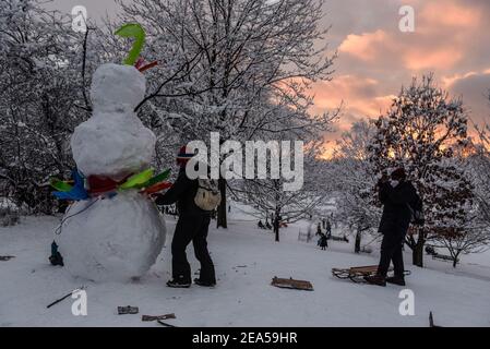 BROOKLYN, NEW YORK, STATI UNITI. 7 Feb 2021. La gente gode di una giornata innevata facendo sculture di neve e andando in slitta a Prospect Park a Brooklyn, N.Y., Stati Uniti 7 febbraio 2021. Credit: Stephanie Keith/ZUMA Wire/Alamy Live News Foto Stock