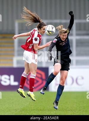 Lisa Evans di Arsenal, (a sinistra) combatti per la palla con Ellen White di Manchester City durante la partita di Super League delle Femminile al Meadow Park, Londra. Data immagine: Domenica 7 febbraio 2021. Foto Stock