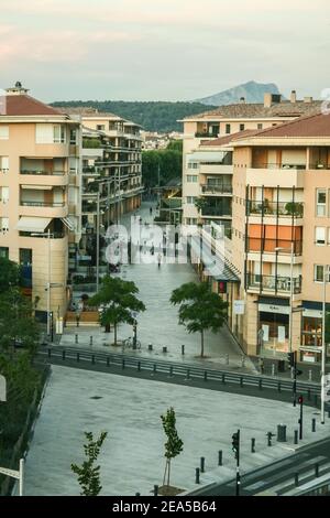 AIX EN PROVENCE, FRANCIA - 28 GIUGNO 2009: Panorama di Aix en Provence dall'alto con un focus sul quartiere moderno di strade vuote di vicoli provenc Foto Stock