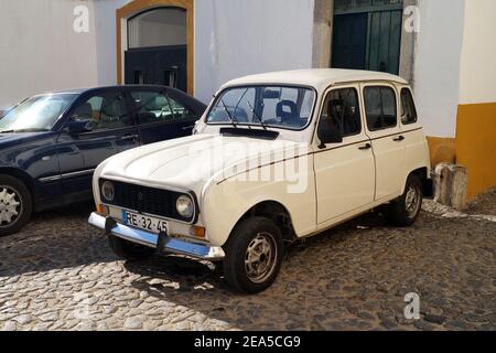 Vettura Renault 4 d'epoca su un pavimento in ciottoli Foto Stock