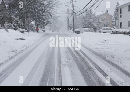 Norwalk, Stati Uniti. 07 febbraio 2021. Persona sta camminando nella giornata della tempesta di neve sul North Taylor Avein Norwalk (Foto di Miro Vrlik/Pacific Press) accreditamento: Pacific Press Media Production Corp./Alamy Live News Foto Stock