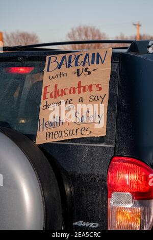 Minneapolis, Minnesota. Auto caravan protesta. Rally per richiedere un ritorno sicuro all'apprendimento di persona nelle scuole. Scuole pubbliche MPLS. Foto Stock