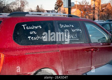 Minneapolis, Minnesota. Auto caravan protesta. Rally per richiedere un ritorno sicuro all'apprendimento di persona a scuola. Scuole pubbliche MPLS. Foto Stock