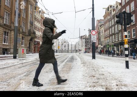 Amsterdam, Paesi Bassi, 7 febbraio 2021. Il centro della città si è fermato dopo una massiccia tempesta di neve Foto Stock
